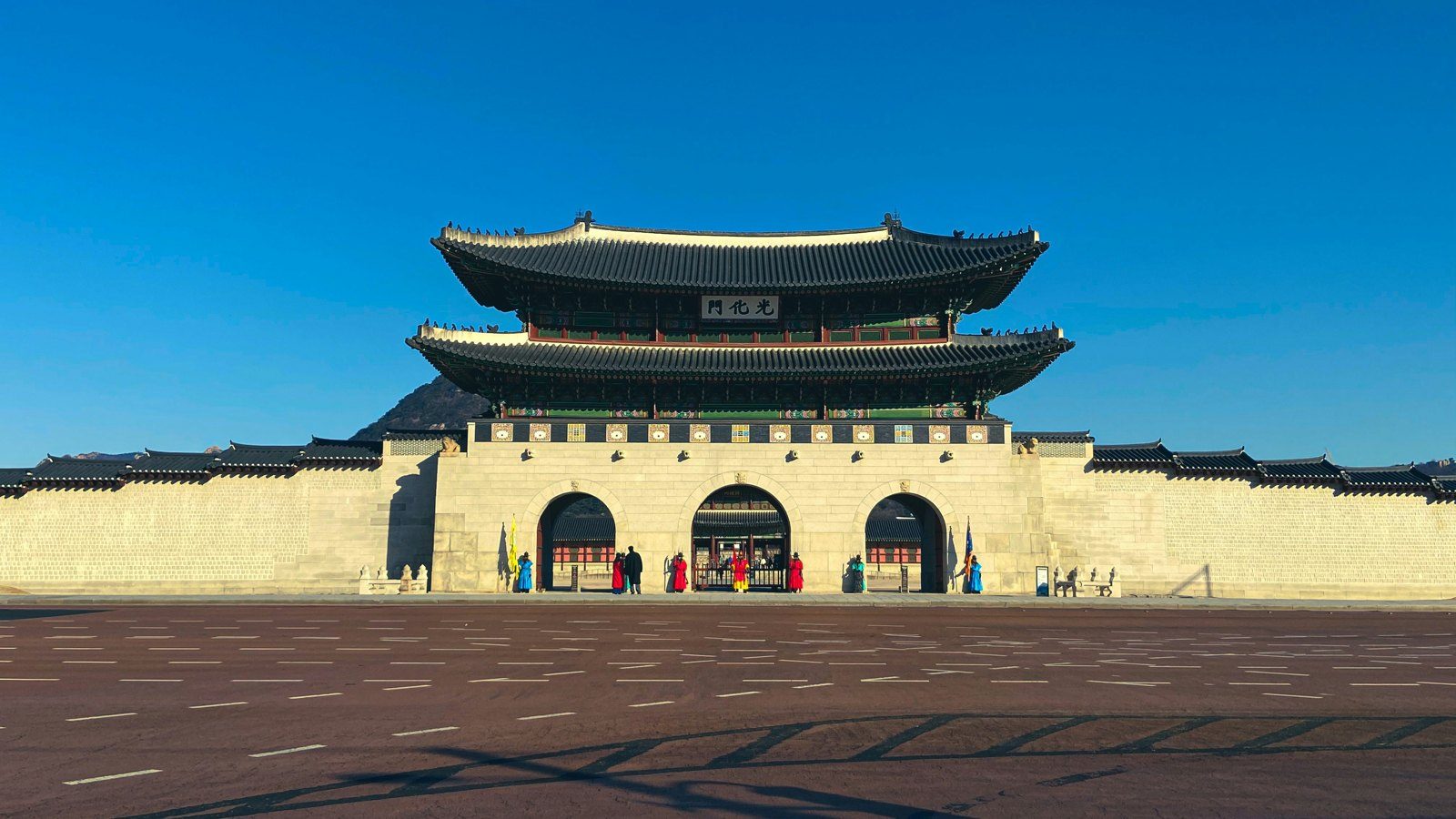 Gwanghwamun, the grand main gate of Gyeongbokgung Palace, with guards and Bugaksan mountain behind